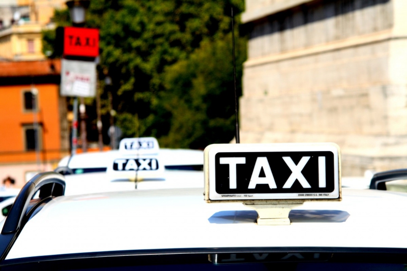 taxis-SEILLANS-min_taxi_auto_rome_road_white-1051610